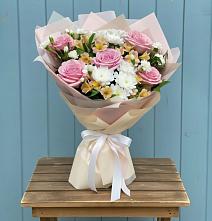 Букет цветов из:  Гвоздики, Орхидеи и Розы в Бриньковской