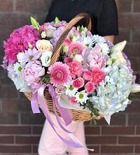 Цветочная композиция из Розы, Хризантемы, Пионы и Лизиантусы в корзине в Бриньковской