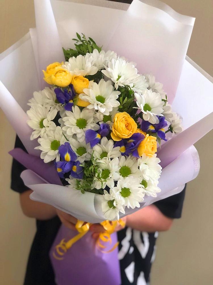 Букет цветов из: Ирисы, Хризантемы и Розы в Бриньковской