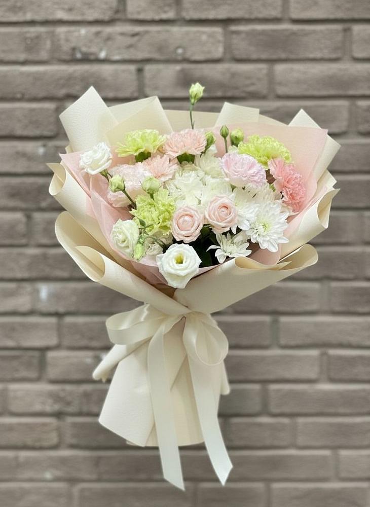 Букет цветов из: Гвоздики, Розы, Лизиантусы и Хризантемы в Бриньковской