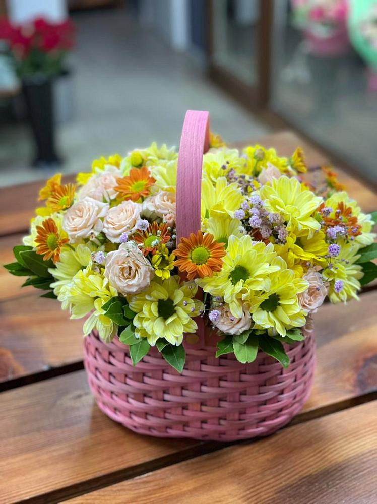 Цветочная композиция из Хризантемы и Розы в корзине в Бриньковской