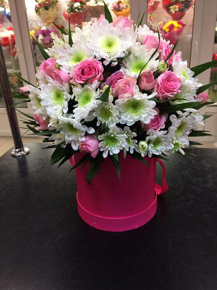 Цветочная композиция из Розы и Хризантемы в шляпной коробке в Бриньковской