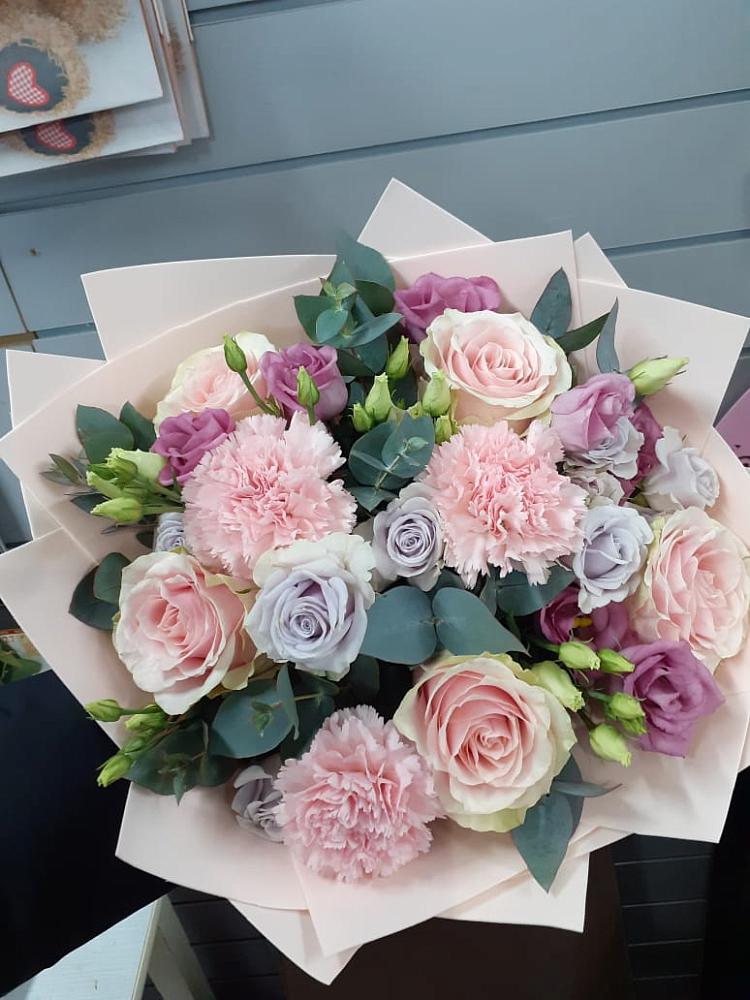 Букет цветов из: Розы, Гвоздики и Лизиантусы в Бриньковской